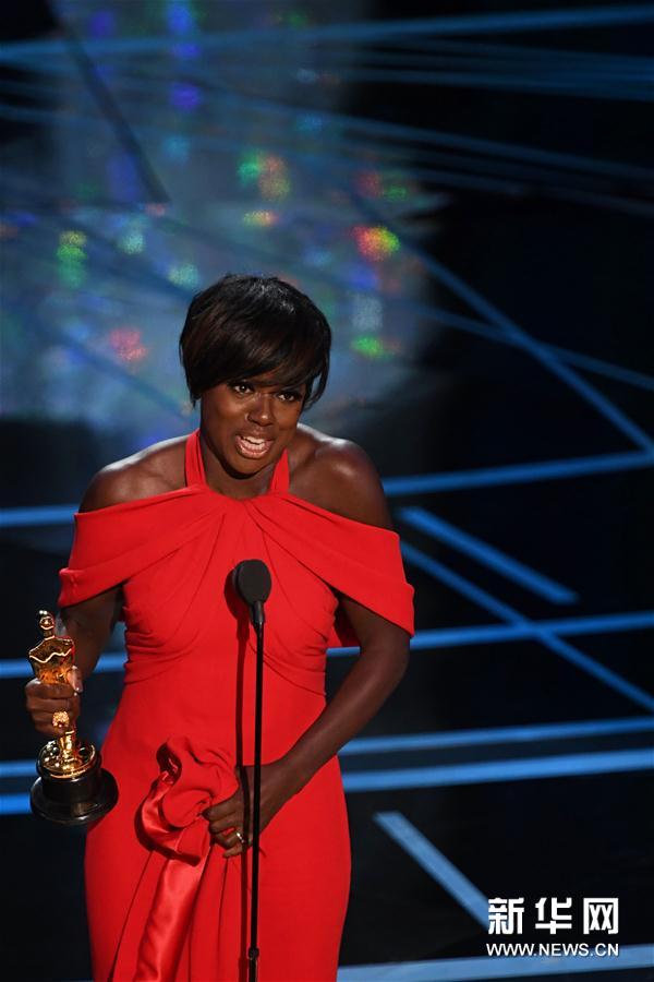 組圖:第89屆奧斯卡頒獎禮 獲獎眾星手捧小金人