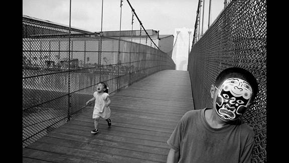 說明: Macintosh HD:Users:chendong:Desktop:張乾琦 工作坊:工作坊:官方作品:中文圖說:不存在的戰(zhàn)爭:6. 張乾琦，“不存在的戰(zhàn)爭”視頻截圖，2017.jpg