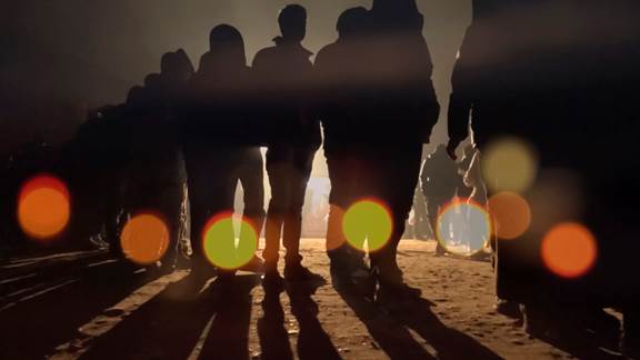 說明: Macintosh HD:Users:chendong:Desktop:張乾琦 工作坊:工作坊:官方作品:中文圖說:AZMA:5. 張乾琦，“AZMA”視頻截圖，2017 .jpg