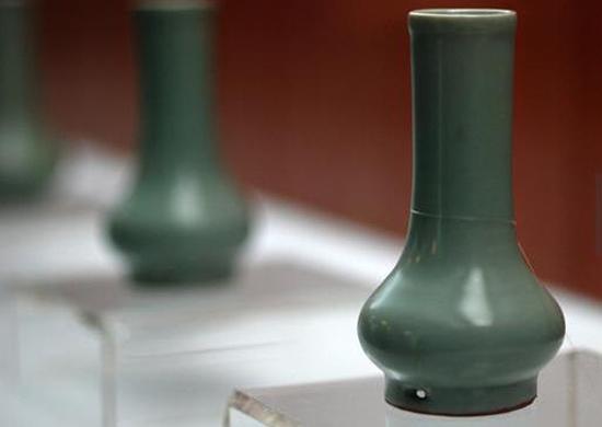 南宋，龍泉窯，粉青釉鼓腹瓶 