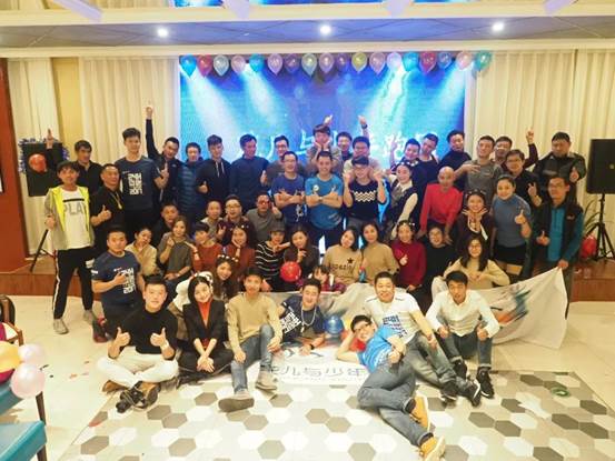 說明: C:Userswangq1317Desktop（新聞）2018甜蜜跑即將起跑，賽道跑團加油站成為最大亮點（新聞）2018甜蜜跑即將起跑，賽道跑團加油站成為最大亮點花兒與少年跑團.jpg