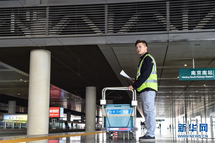 （關(guān)注春運(yùn)·圖片故事）（7） 奔跑吧！高鐵送餐小哥