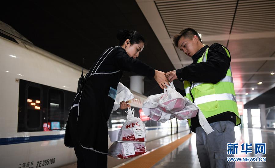 （關(guān)注春運(yùn)·圖片故事）（8） 奔跑吧！高鐵送餐小哥