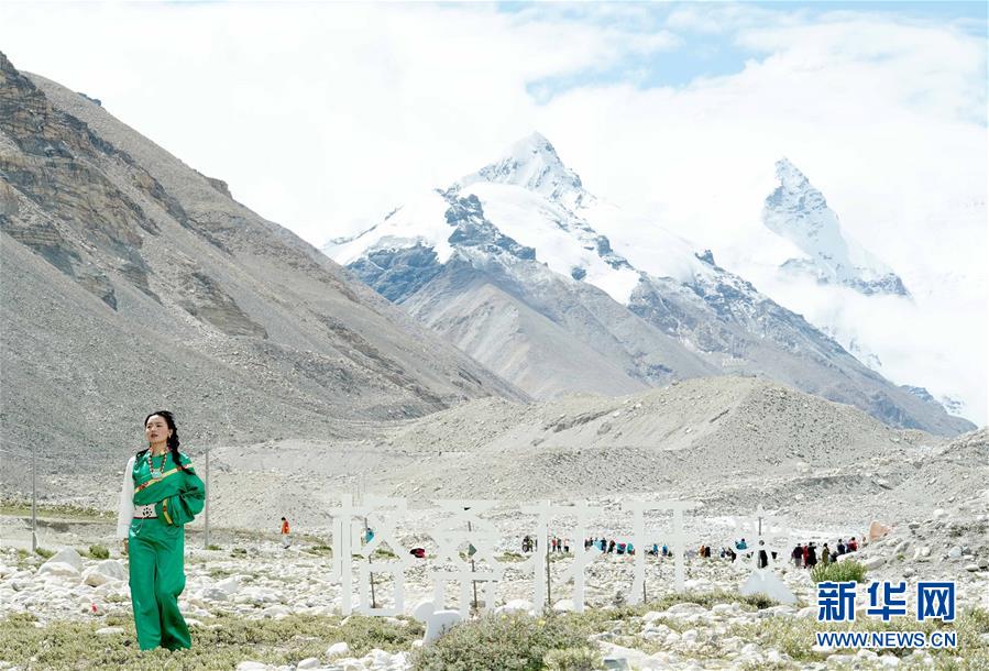 （文化）（5）“格?；ㄩ_”西藏民族服飾秀亮相珠峰大本營