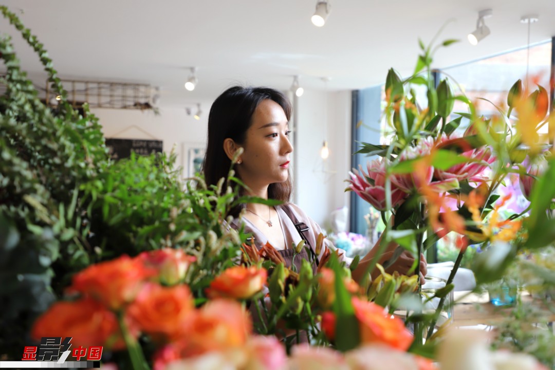 每天和花打交道是一個(gè)幸福的職業(yè)，但同時(shí)也充滿壓力和挑戰(zhàn)，“花在呈現(xiàn)給客人的那一瞬間是美好的，但前面的每一個(gè)步驟都是很辛苦的?！蓖趵桄抡f，花藝是最原始的手工藝產(chǎn)品，沒有辦法機(jī)械化、流程化和規(guī)模化，必須要用雙手一點(diǎn)點(diǎn)地賦予其生命和美感。圖為王黎媛在挑選制作花束的鮮花。新華網(wǎng) 周亞平/攝 念新洪/文